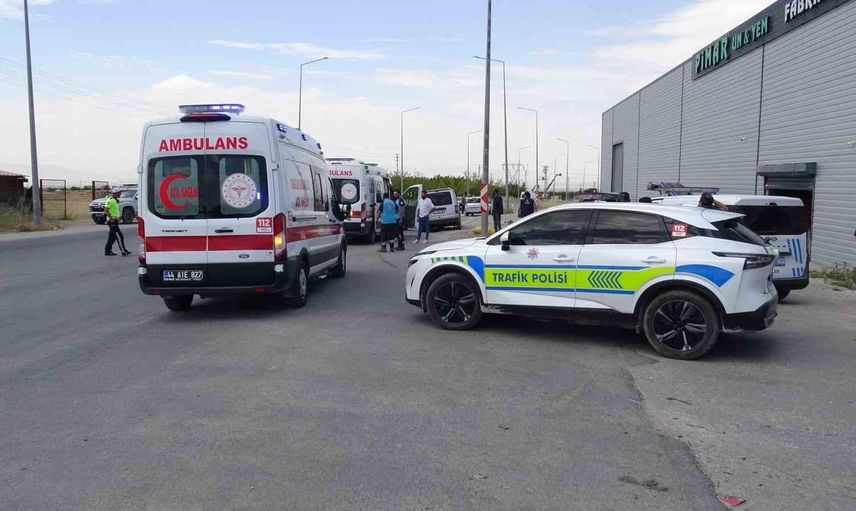 Malatya'da iki hafif ticari aracın karıştığı trafik kazasında 8 kişi yaralandı
