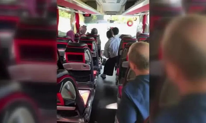 Kamyon sürücüsü yangını önlemek için suya daldı: O anlar cep telefonuyla kaydedildi