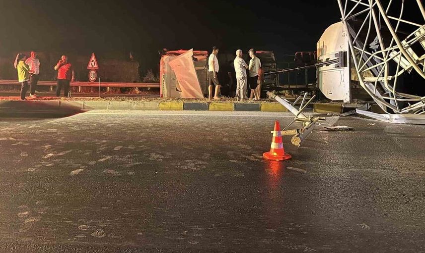 Tır dorsesi açık unutuldu, kazada sürücü yaralandı