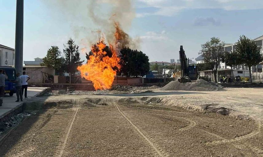 Tekirdağ'da yol çalışması sırasında çıkan yangın çevreyi tehdit etti
