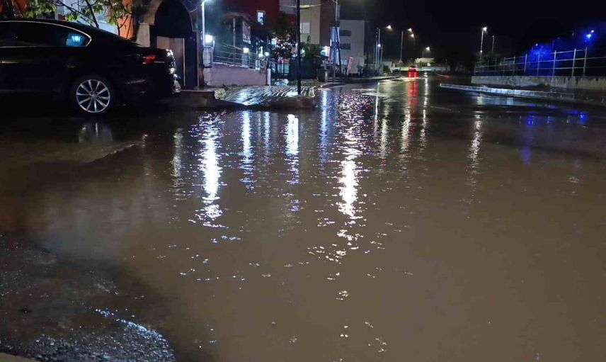 Tekirdağ’da sağanak yağış caddeleri göle çevirdi