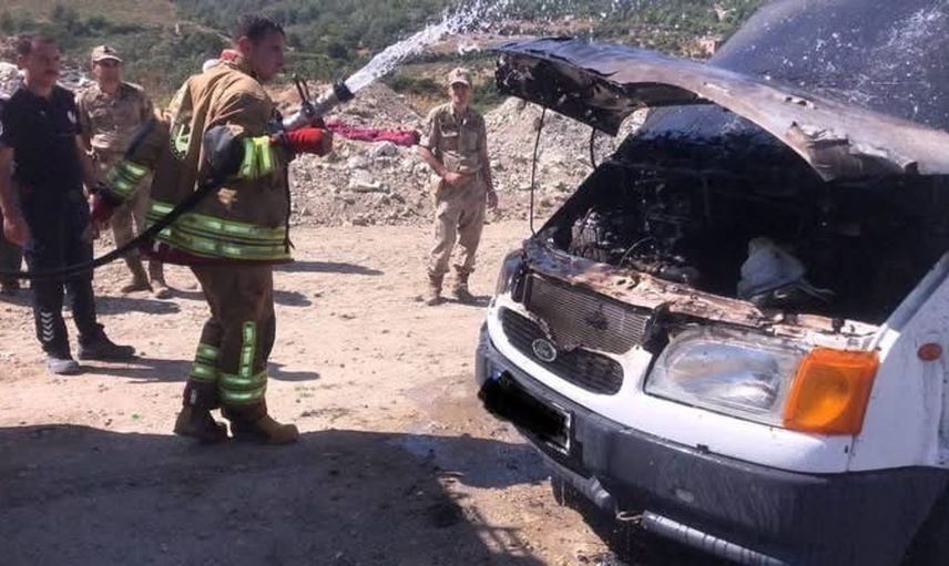 Antakya'da minibüs motorunda çıkan yangın itfaiye ekipleri tarafından söndürüldü