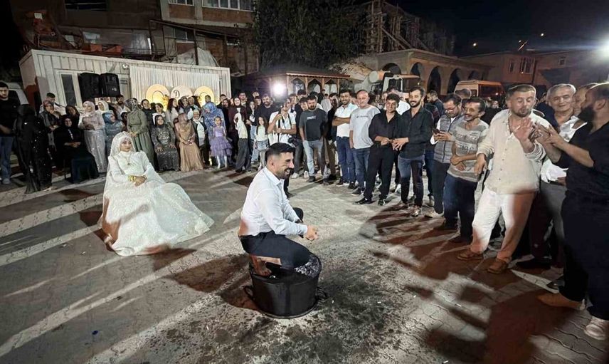 Zonguldak'ta geleneğe dönüş yapan düğünde damat ve sağdıç kara kazan üzerinde eğlendi