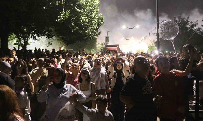 Adana lezzet festivalinde görsel şölen: Dron ve lazer gösterileri izleyicileri büyüledi