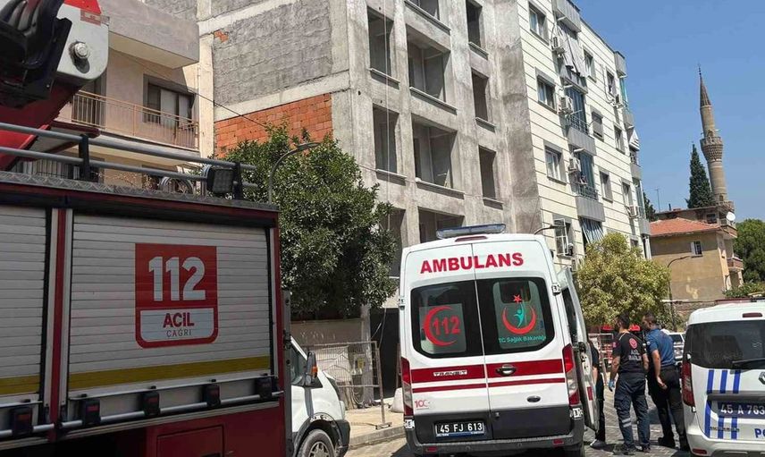 Turgutlu'da çatıdan atlayan 40 yaşındaki adam hastaneye kaldırıldı