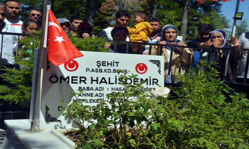 15 Temmuz'un kahramanına ziyaretçi akını! Ömer Halisdemir kabrinde yoğun ilgi