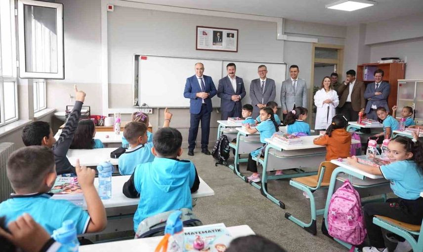 Ercan Özel, öğrenci yıllarını yad etmek için Tahirağa İlkokulu'nu ziyaret etti