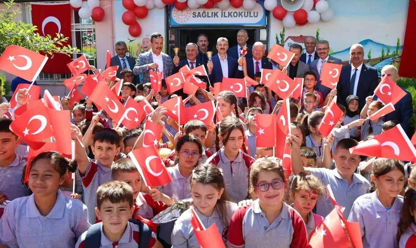 Aksaray'da yeni eğitim yılı coşkuyla başladı: 82 bin öğrenci ders başı yaptı