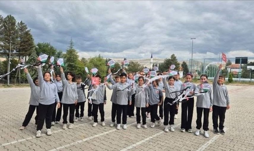 Hisarcık'ta çocuklar için anlam dolu etkinlik: Uçurtmalar gökyüzüyle buluştu