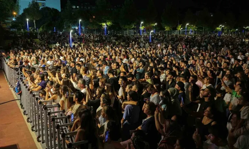 Bilal Sonses, Mimar Sinan Parkı’nda yaz konseriyle Aydınlıları coşturdu