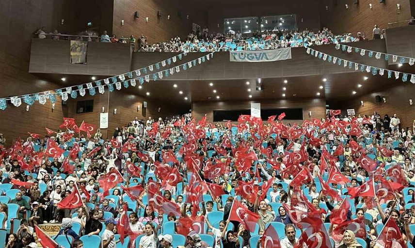 Uşak'ta TÜGVA yaz okulları kapanış programı büyük ilgi gördü