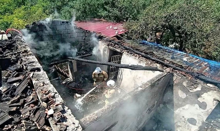 Hatay'ın Yayladağı'nda çıkan yangın, müstakil evi küle çevirdi