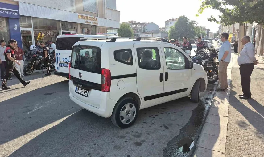 Eskişehir'de polis motosikletine çarpan ticari araç kazası: Bir yaralı