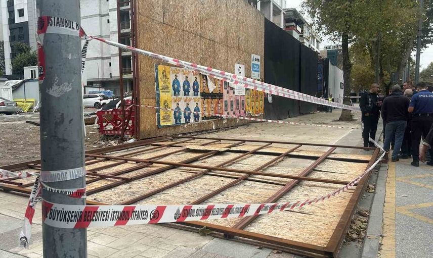 Kadıköy'de inşaat alanında düşen koruma panosu, iki kişiyi yaraladı