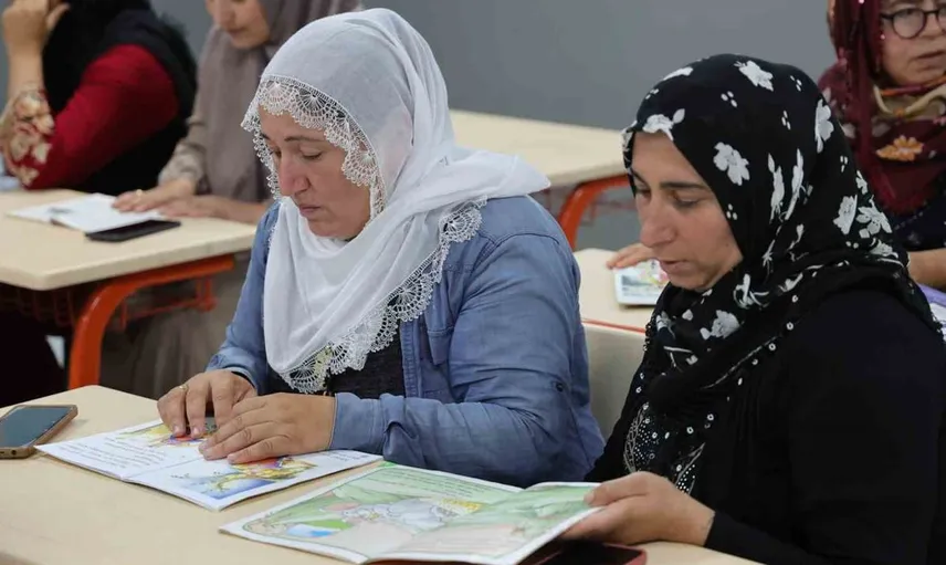 Adana'da kadınların hayalleri gerçek oldu: Okuma-yazma kursuyla mezuniyet coşkusu
