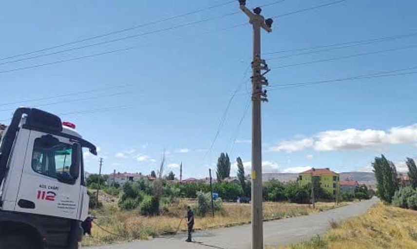 Şarkışla'da fırtına yangına neden oldu, alevler evlere sıçramadan kontrol altına alındı