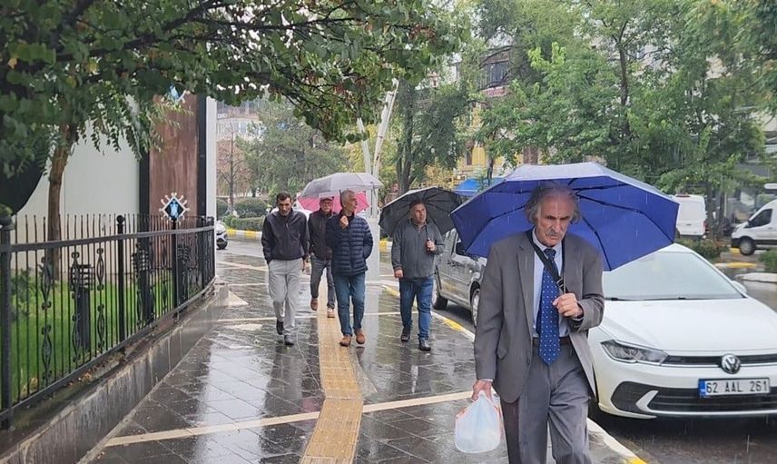 Tunceli'de beklenen sağanak yağış şehirde etkisini gösterdi