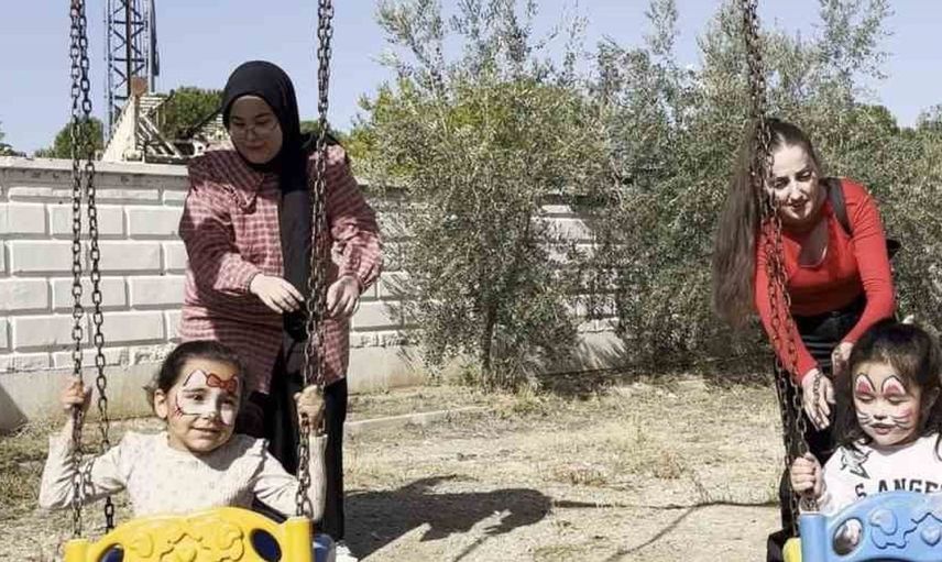 Üniversiteli gençler, miniklerin kalplerine dokundu: Sarıgöl'de sevgi dolu buluşma