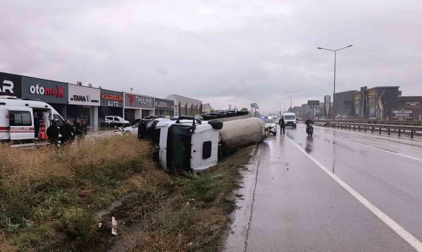 İnegöl'de yağmurla kayganlaşan yolda tanker devrildi