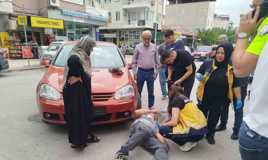 Çivril'de elektrikli bisikletli belediye personeline otomobil çarptı