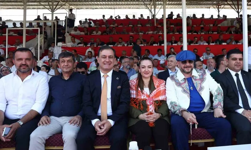 Elmalı güreşlerinde dostluk mesajı: Rakipler bir araya geldi
