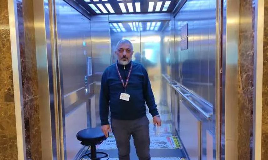 16 Yıldır Hayatını 2 Metrekarelik Asansörde Geçiriyor