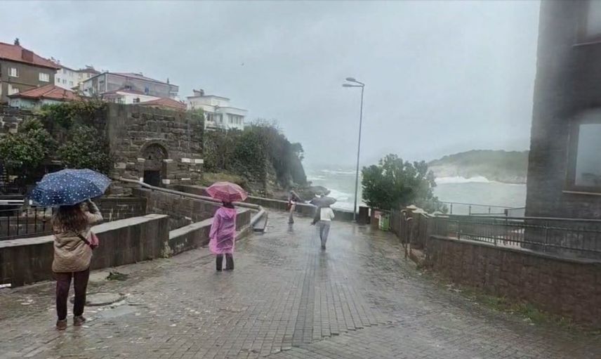 Amasra'da fırtına, dev dalgaları beraberinde getirdi: 14 metre yüksekliğe ulaştı