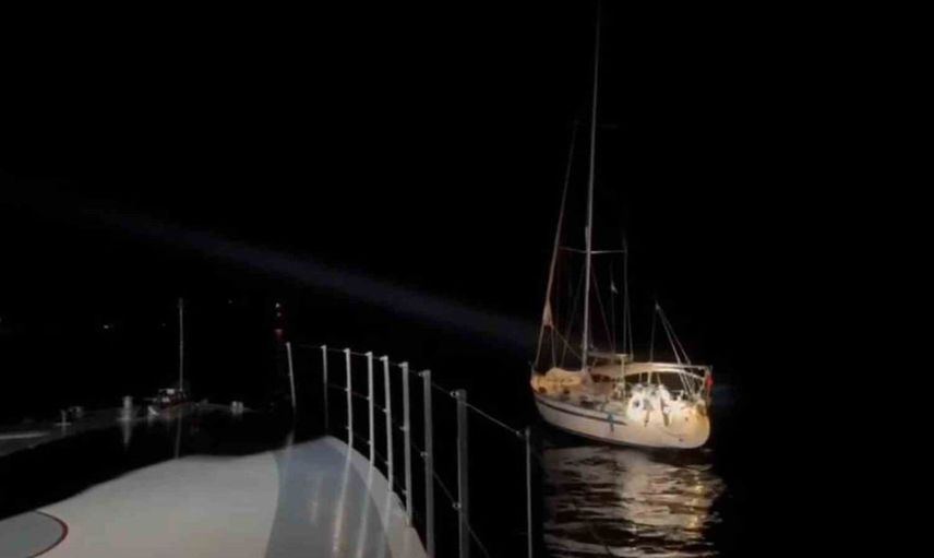 Urla açıklarında yelkenli teknede düzensiz göçmen operasyonu