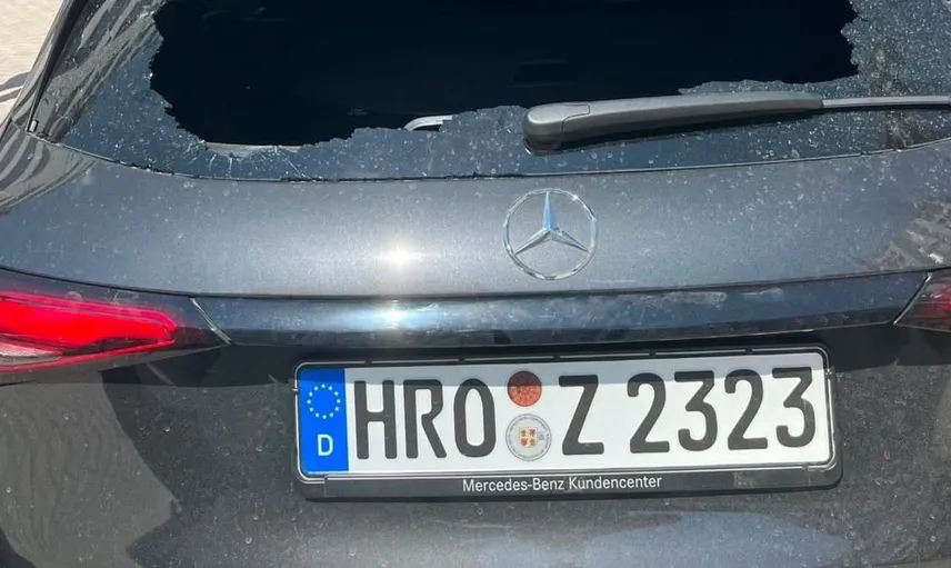 Elazığ'daki siteye giren hırsızlar, park halindeki aracın camını kırdı