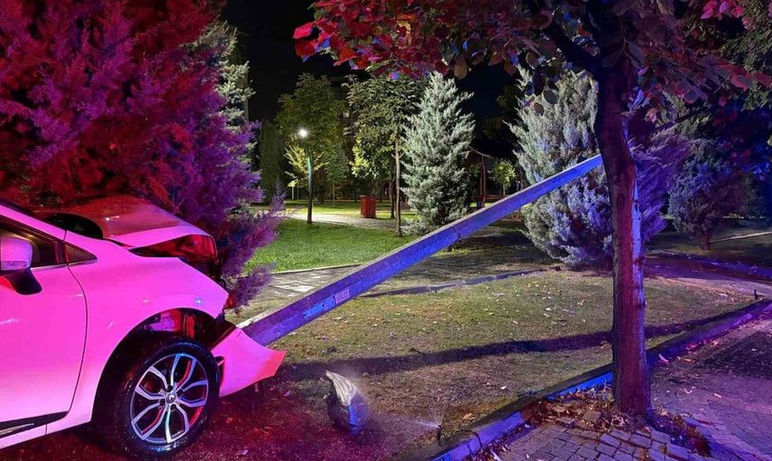 Kayseri'de otomobil elektrik direğine çarptı: Kazada şans eseri yaralanan yok