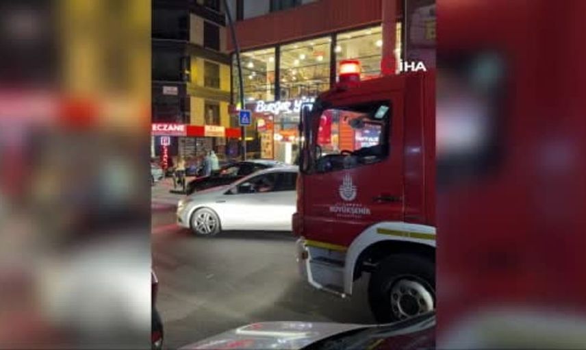 Küçükçekmece'de otomobilin minibüse çarpması sonucu iki kişi yaralandı