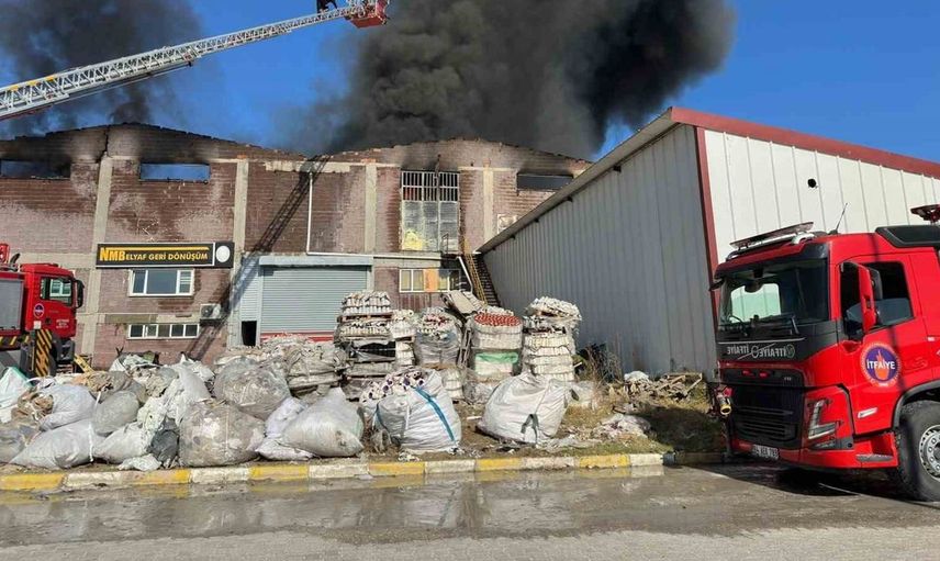 Uşak'ta elyaf tesisinde çıkan yangın, itfaiye ekipleri müdahale ediyor