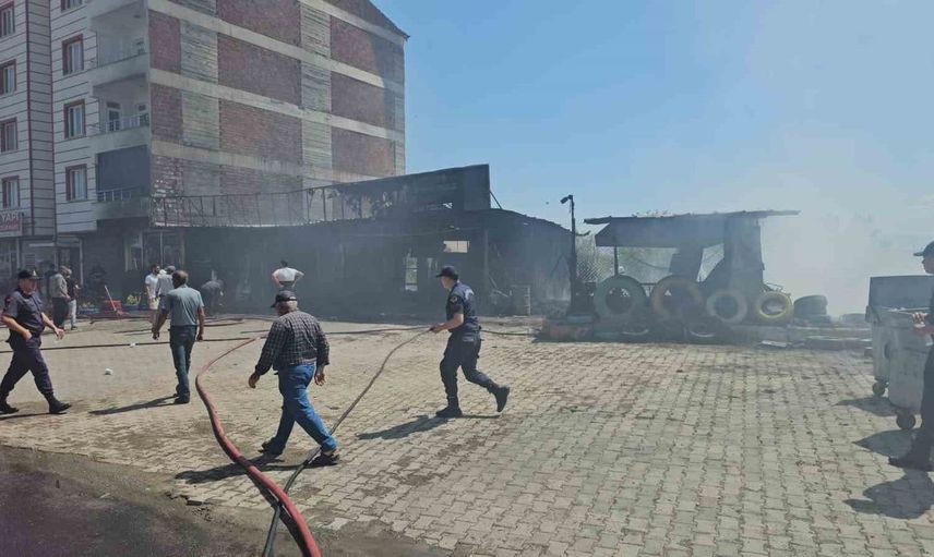 Elazığ'da lastikçide çıkan yangında 4 kişi dumandan etkilendi