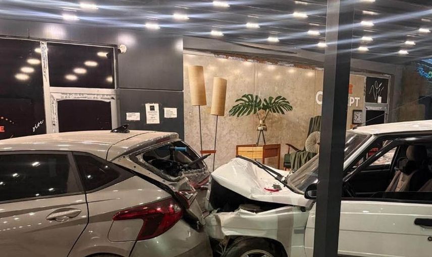 Adana'da direksiyon hakimiyetini kaybeden otomobiller mağazaya girdi