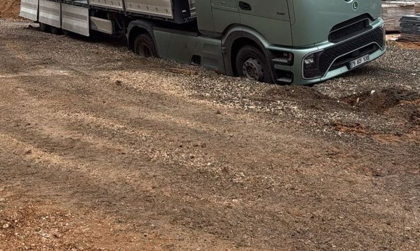 Adıyaman'da şiddetli yağışlar tırı yolda bıraktı