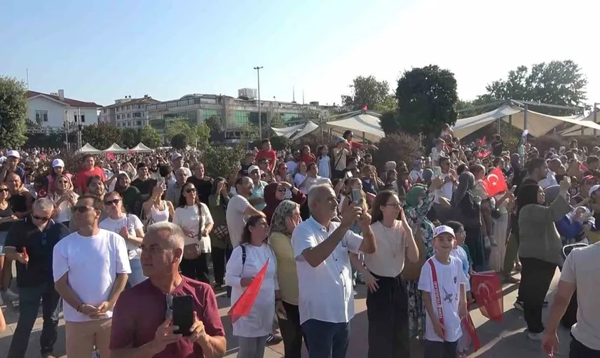 Yalova'da Türk Yıldızları'ndan unutulmaz gösteri uçuşu