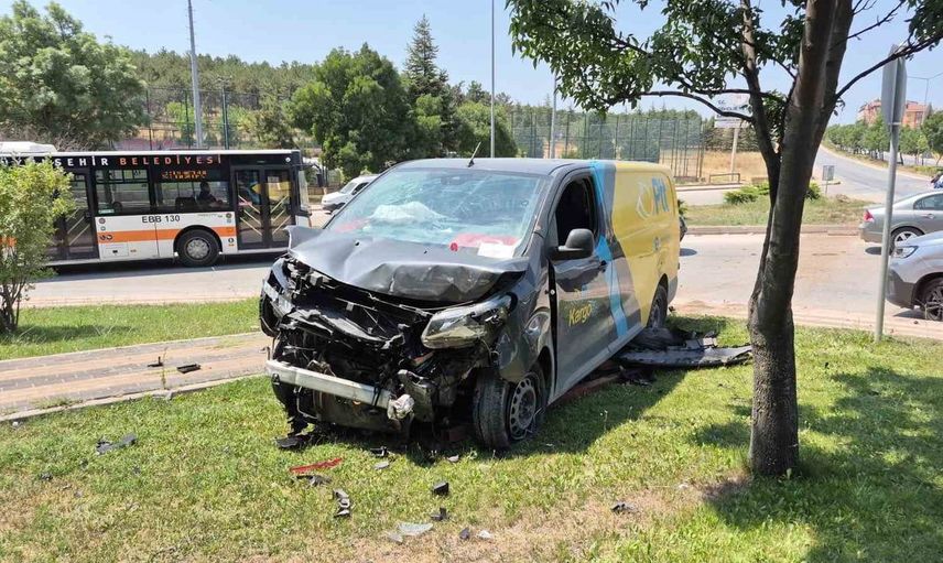 Eskişehir'de trafik kazası: İki sürücü hastaneye kaldırıldı