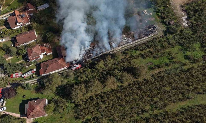 Düzce'de ahşap mutfak dolabı fabrikasında yangın: müdahale sürüyor