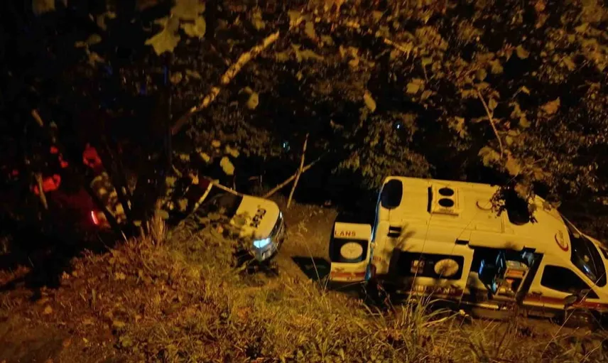 Park halindeki aracın kontrolden çıkması sonucu uçuruma düştü: 2 kişi öldü, 1 yaralı