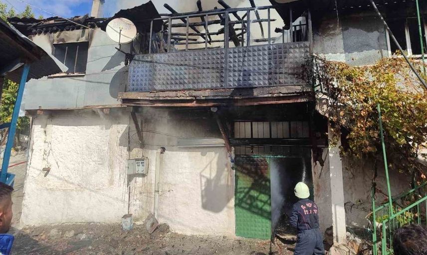 Çambeyli köyünde korkutan yangın: İtfaiye ekipleri zamanında müdahale etti