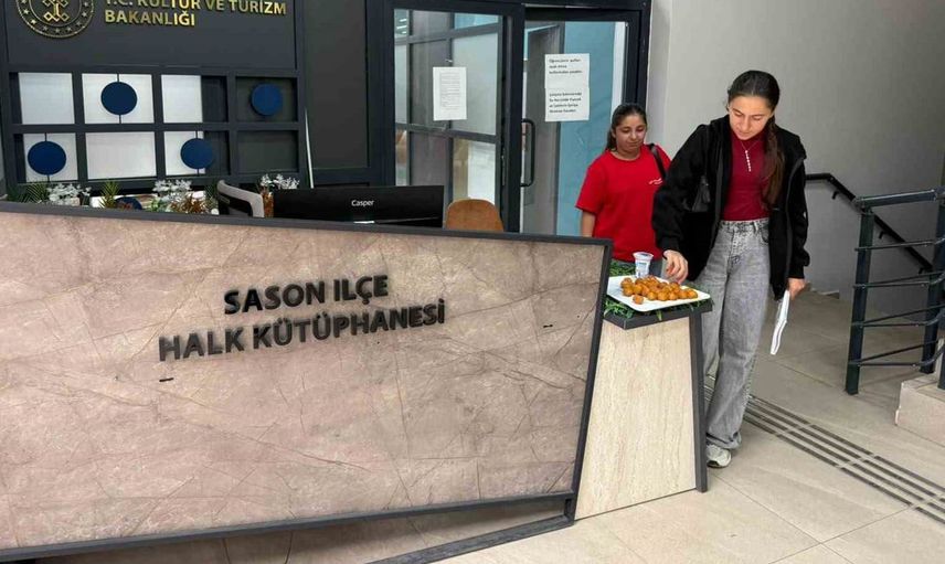 Sason kütüphanesi, öğrencilere tatlı ve içecek ikramıyla dikkat çekiyor