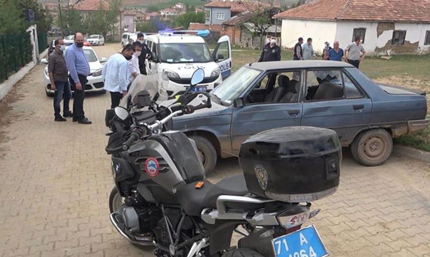 17 Yaşındaki Ehliyetsiz Sürücü 2 Polisi Yaraladı