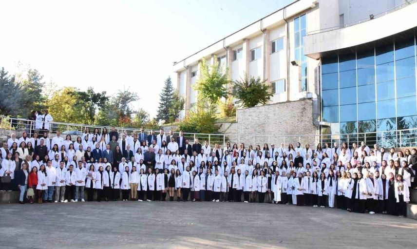 Düzce Üniversitesi'nde öğretmen adayları için anlamlı kutlama: Önlük giyme töreni gerçekleştirildi