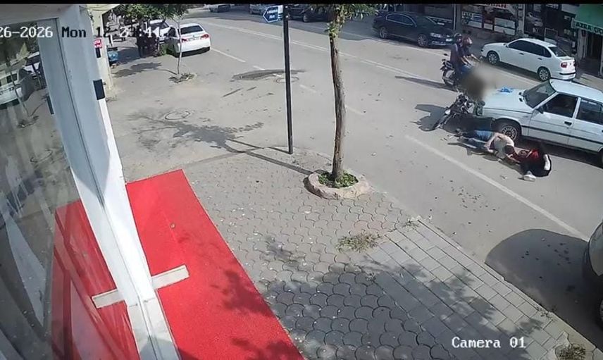 Kazanın görüntüsü günyüzüne çıktı: Adana'da motosiklet ve otomobil çarpıştı