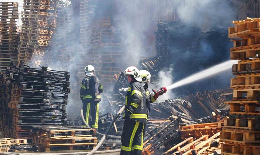 Denizli'deki palet fabrikasında çıkan yangın kısa sürede kontrol altına alındı