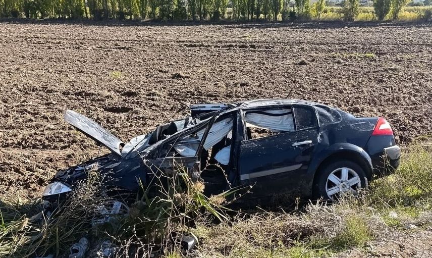 Kontrolden çıkan otomobil tarlaya savruldu: 1 kişi yaralandı
