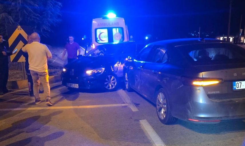Antalya'da kavşakta otomobil çarpıştı: 3 kişi yaralandı