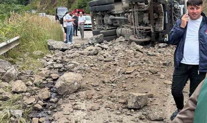 Trabzon'un Tonya ilçesinde hafriyat kamyonu devrildi: 1 yaralı