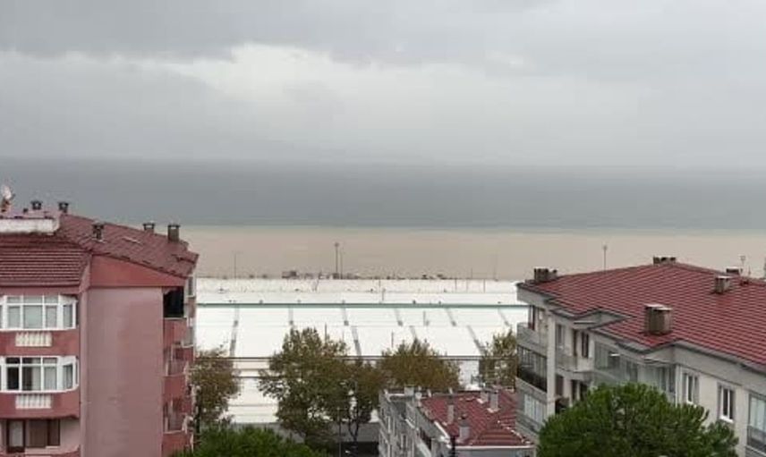Bursa'da sel sonrası denizdeki çamur manzarası dikkat çekti