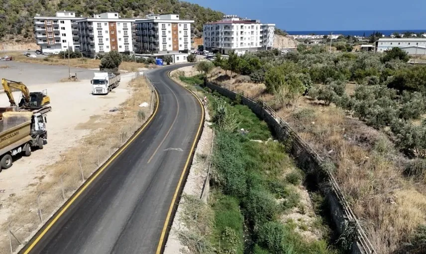 Mersin’de 1,5 kilometrelik yol sıcak asfaltla yenilendi